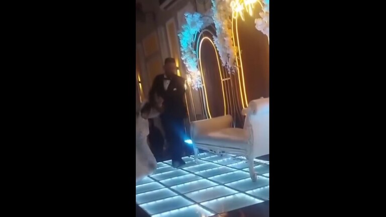 عريس يضرب عروسه في حفل الزفاف ويثير غضب أهلها ورواد مواقع التواصل