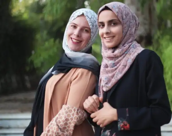 قصة صديقتين جمعتهما الصحافة وفرّقتهما الكارثة المكالمة الأخيرة من “الخيمة الأخيرة”..!