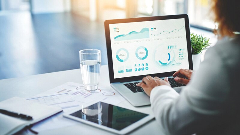 موظفة تقاضي شركتها بعد تلقيها راتباً دون عمل لمدة 20 عاماً