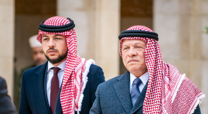 الملك يرافقه ولي العهد يغادر إلى السعودية