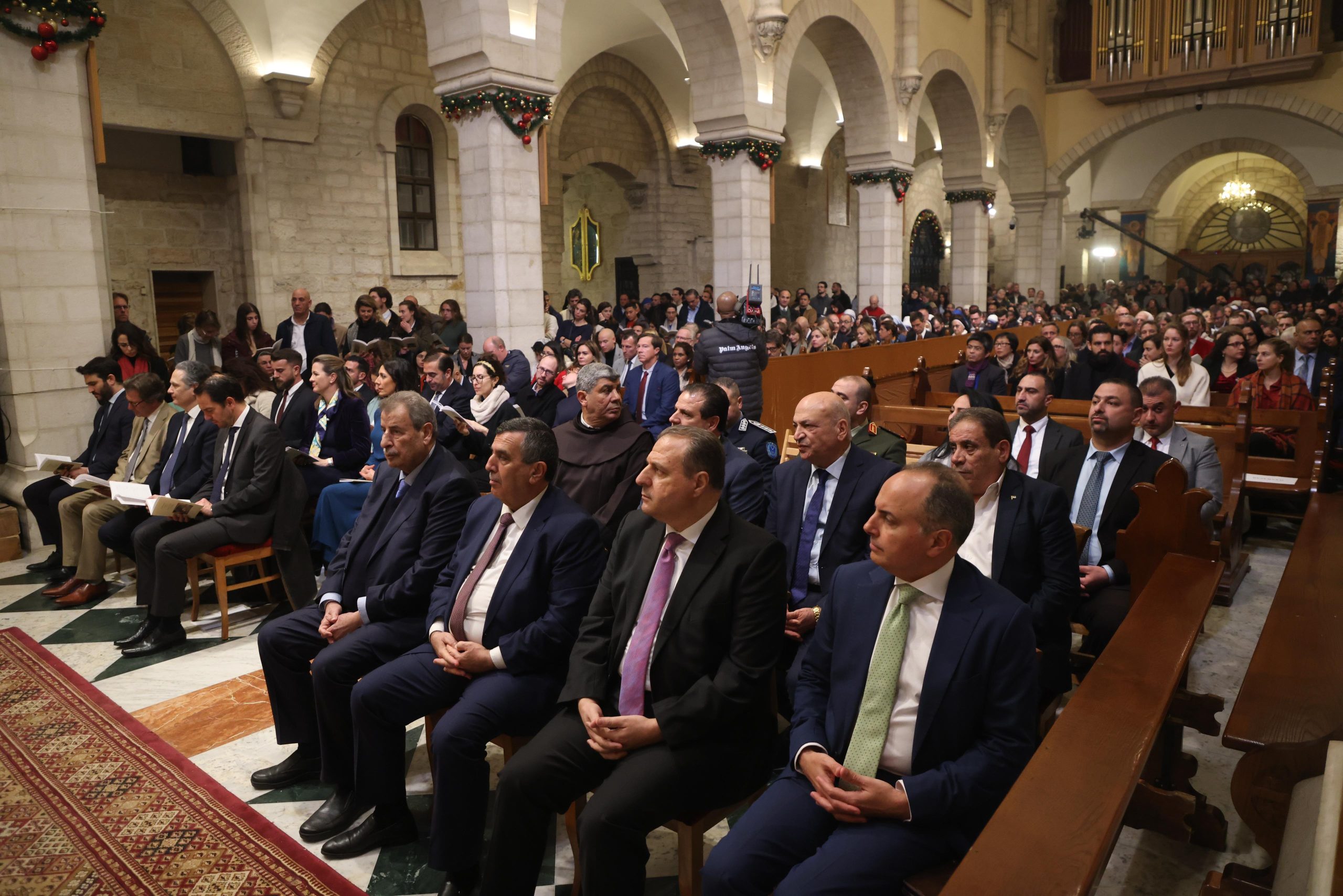 مندوبًا عن الملك.. السفير البدور يحضر قداس كنيسة المهد