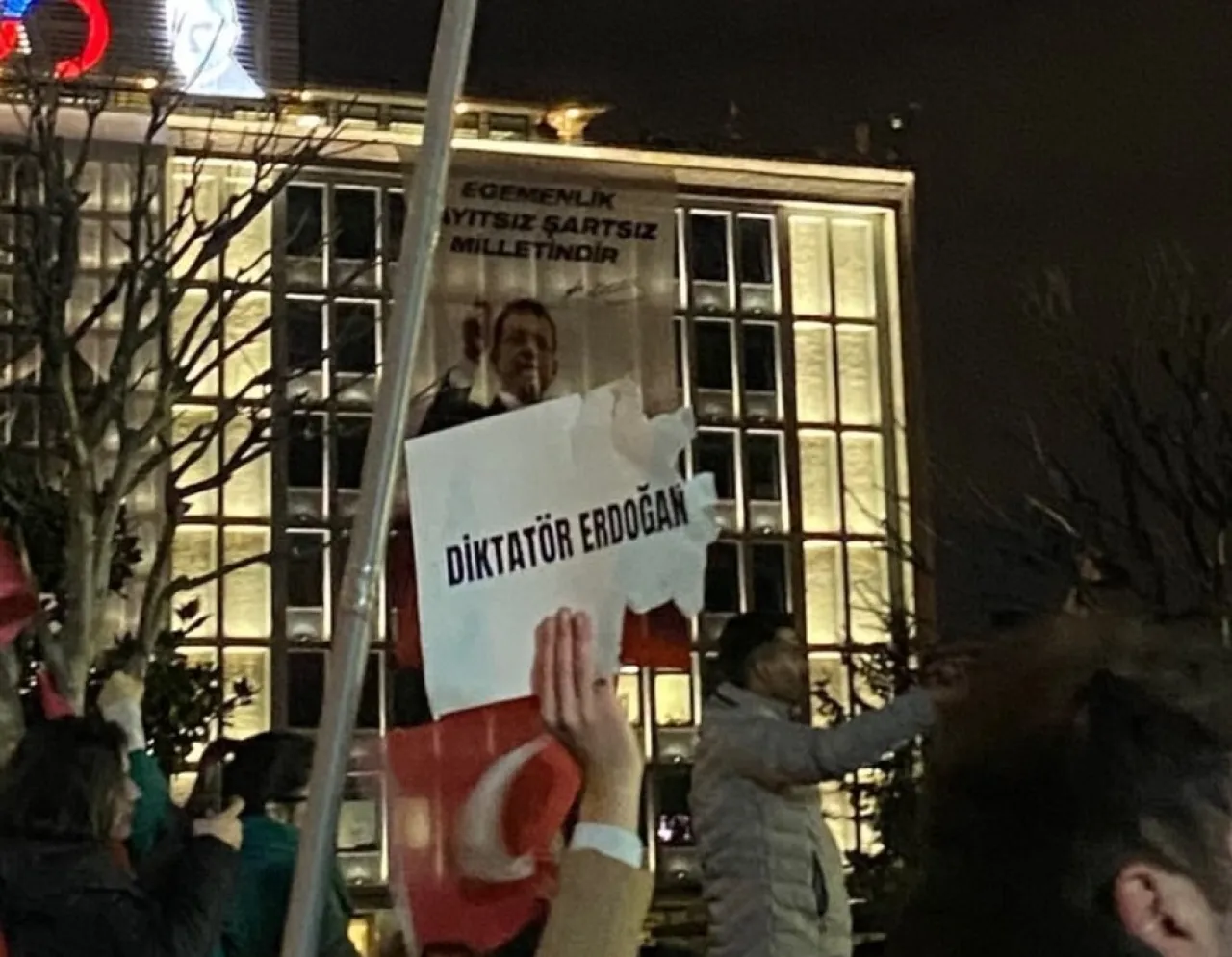 مظاهرات تطالب باسقاط اردوغان بعد اعتقال عمدة إسطنبول