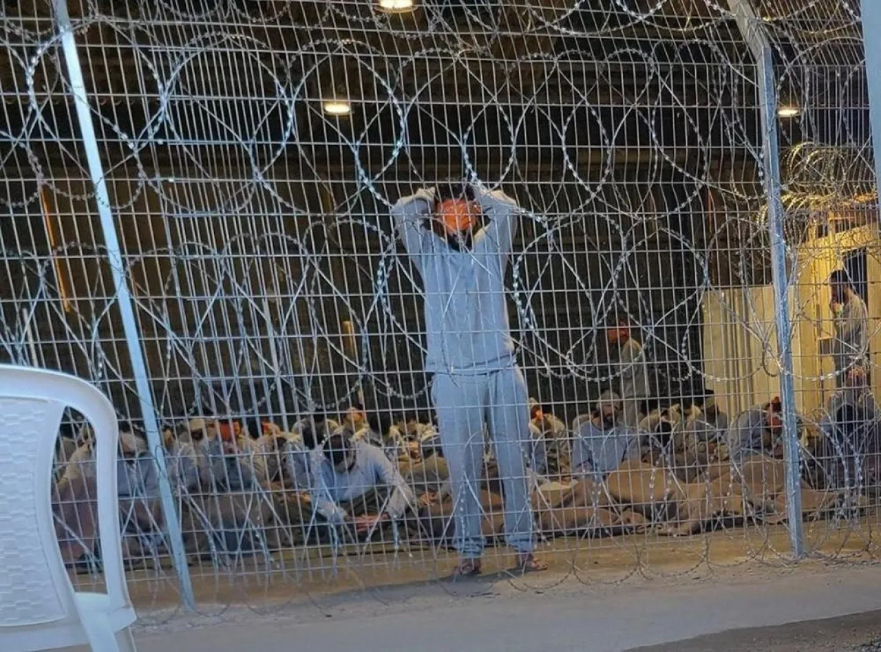 صحيفة بريطانية تكشف عن معاملات وحشية تلقاها الأسرى بسجون الاحتلال
