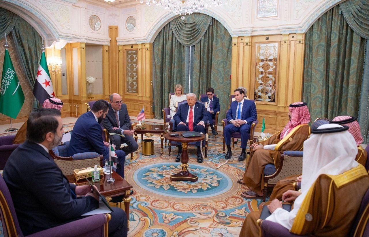 ماذا جرى في لقاء ترامب والرئيس السوري أحمد الشرع بالرياض .. صور